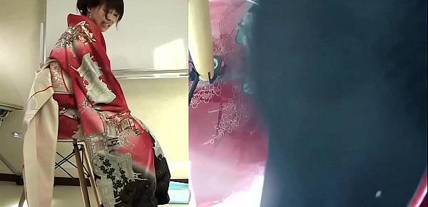  Subtitled Japanese kimono pee desperation failure in HD